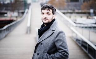 Passé par le Conservatoire de Nice, le musicien fait depuis le tour du monde