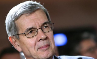 Le patron sortant de PSA, Philippe Varin, a décidé mercredi de renoncer "aux dispositions actuelles de (ses) droits à retraite" après la polémique suscitée par la retraite chapeau de 21 millions d'euros qui lui était promise par le constructeur automobile.