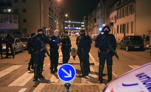 Police. Rue où vient d'être abattu le tireur du marché de Noël de Strasbourg. Strasbourg le 13 12 2018.