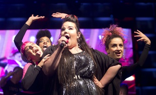 Netta Barzilai entourée de ses trois danseuses lors d'un concert à Tel-Aviv, le 14 mai 2018.
