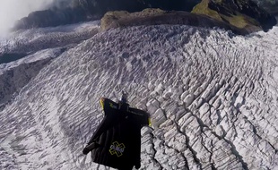 Deux aventuriers ont descendu les Alpes en wingsuit.