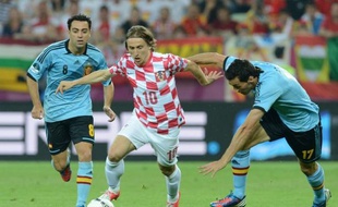 Luka Modric, le milieu de terrain croate de Tottenham, a signé pour cinq saisons avec le Real Madrid, a annoncé lundi le club madrilène sur son site internet.