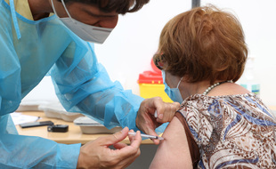 Illustration de la vaccination des séniors.