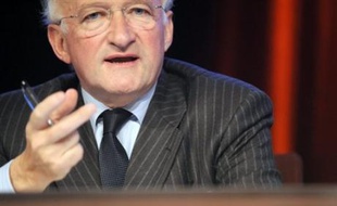 Le PDG de la Société Générale Daniel Bouton a réfuté lundi sur Europe 1 les "théories du complot" qui feraient du trader mis en cause par la banque un agent au service d'une banque russe ou une victime expiatoire de la crise des "subprimes".