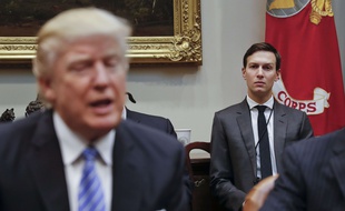 Donald Trump avec son gendre et conseiller, Jared Kushner, à la Maison Blanche, le 23 janvier 2017.