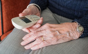 Une personne âgée avec un téléphone à la main (illustration).