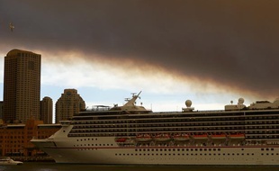 De la fumée et des cendres visibles depuis Sydney, en Australie, le 17 octobre.