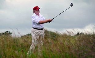 Donald Trump joue au golf à Aberdeenshire, en Ecosse (2012).