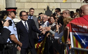 Le président catalan Artur Mas (c) est remercié par des gens à Barcelone après avoir annoncé un référendum sur l'indépendance de la Catalogne pour le 9 novembre, le 27 septembre 2014