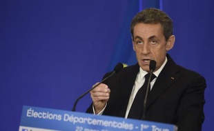 Le président de l'UMP Nicolas Sarkozy prononce un discours après l'annonce des premiers résultats du premier tour des élections départementales, le 22 mars 2015 au siège de l'UMP à Paris