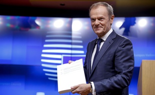 Donald Tusk arborant fièrement le projet d'accord sur le Brexit, le 15 novembre 2018.