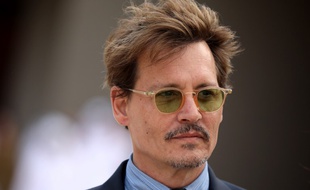 L'acteur américain Johnny Depp devant le musée national du Qatar pour son inauguration le 27 mars 2017 à Doha