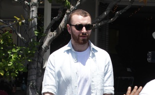 Le chanteur Sam Smith dans les rues de West Hollywood