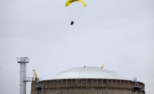 Un militant de Greenpeace a survolé le 2 mai la centrale nucléaire du Bugey, dans l'Ain, et s'est introduit dans l'enceinte de la centrale.