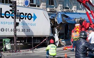 Un camion accidenté dans la vitrine d'une pizzeria près de la place Saint-Michel, dans le 5e à Paris, le 4 juillet 2011.