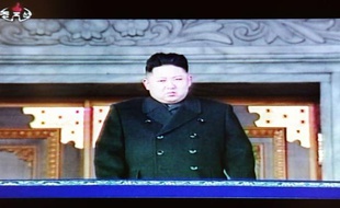 La Corée du Nord a proclamé jeudi "leader suprême" Kim Jong-Un, fils et successeur de Kim Jong-Il, lors d'un immense rassemblement militaire organisé à Pyongyang au dernier jour du deuil pour son dirigeant décédé.