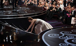 Jennifer Lawrence se prend les pieds dans la robe en allant chercher son Oscar de la meilleure actrice pour «Happiness Therapy».