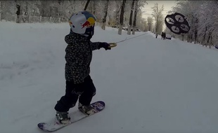 Le droneboarding, c'est faire du snowboard tiré par un drone.