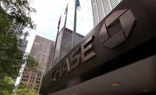 Les malheurs des banques européennes, fragilisées par la crise de la dette et obligées de céder des actifs, font le bonheur de leurs rivales américaines, qui y gagnent des parts de marché.