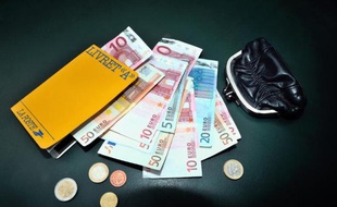 Le moral des Français est resté stable en octobre, marqué par une détérioration de l'opinion des ménages sur leur situation financière passée tandis que les perspectives concernant leur capacité d'épargne est en forte hausse, a indiqué l'Insee mardi.