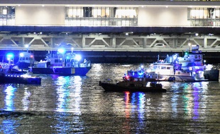 Les services d'urgence sur les lieux d'un crash d'hélicoptère dans l'East River, à New York, le 11 mars 2018.