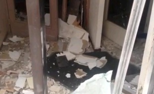 Capture d'écran d'une vidéo de «Midi Libre» montrant les dégâts provoqués par une explosion au siège du PS à Carcassonne
