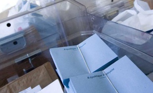 Mise en place d'un bureau de vote dans une mairie peu avant les elections.