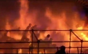 Image extraite d'une vidéo tournée par une lectrice du journal taïwanais Apple Daily, diffusée le 28 juin 2015, montrant l'incendie ayant touché la veille le parc aquatique Formosa Fun Coast à New Taipei City