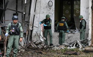 Une équipe de déminage sur les lieux de l'attentat perpétré dans la province de Pattani