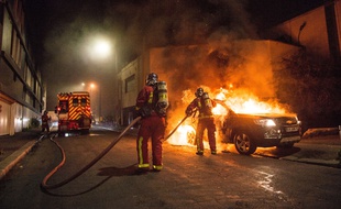 Photo d'illustration de pompiers intervenant cette semaine en banlieue parisienne pour des véhicules brûlés.