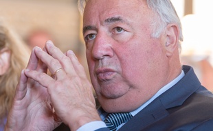Gérard Larcher est le président (LR) du Sénat.