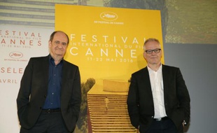 Le délégué général du Festival de Cannes Thierry Fremaux (D) et le président Pierre Lescure (G), au terme de la conférence de presse de présentation de la sélection du 69e festival de Cannes