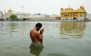 Un indien sikh prie devant le Temple d'Or à Amritsar le 1er juin 2014