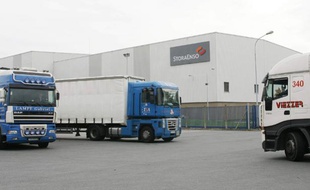 Le groupe finlandais Stora Enso, premier producteur européen de papier et de carton, a annoncé jeudi que son troisième trimestre serait moins bon que le trimestre correspondant de 2006 en raison du renchérissement des matières premières et de la faiblesse du dollar.