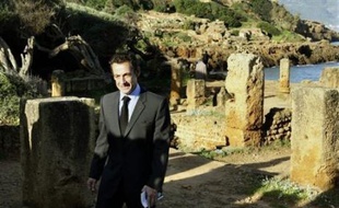Mardi, M. Sarkozy a entamé le deuxième jour de sa visite d'Etat par une escapade touristique à Tipaza, à 70 kms à l'ouest d'Alger, vestiges d'un ancien mouillage protégé des vents par le Mont Chenoua.