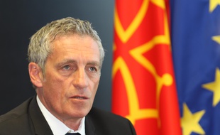 Philippe Saurel, devant la Croix occitane