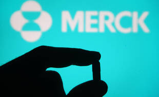 L'Agence européenne des médicaments a annoncé le lancement de l'examen accéléré de la pilule contre le Covid-19 du laboratoire américain Merck.