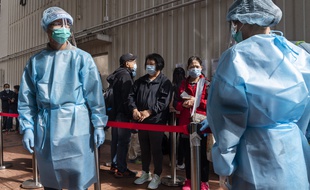 Une file d'attente pour se faire dépister à Hong Kong, en Chine, le 30 novembre 2020.