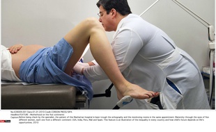Photo d'illustration d'une patiente examinée par un gynécologue