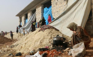 Des syriens déplacés, réfugiés dans une maison abandonnée dans la campagne au sud de la province d'Alep, en Syrie, le 21 octobre 2015