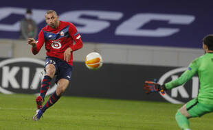 Burak Yilmaz enroule sa frappe pour inscrire le but de la victoire face au Sparta Prague