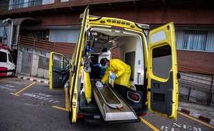 Nettoyage et désinfection d'une ambulance à Girona, en Espagne.