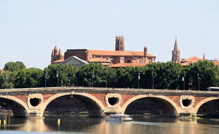 Vue de la Garonne et du Pont Neuf depuis le pont St Michel.