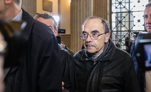 Le cardinal Barbarin à son arrivée au palais de Lyon.