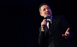 Gad Elmaleh lors du gala de charité de la Tsedaka.