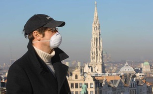 Homme portant un masque antipollution à Bruxelles.