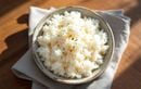 Cette erreur courante fait coller votre riz et le rend ultra sec : l’astuce facile pour une cuisson parfaite à chaque fois