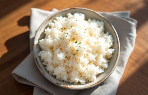 Cette erreur courante fait coller votre riz et le rend ultra sec : l’astuce facile pour une cuisson parfaite à chaque fois