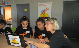 Deux élèves du collège Massenet apprennent le code informatique.