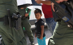 Des gardes-frontières américains arrêtent des migrants au Texas, le 12 juin 2018.